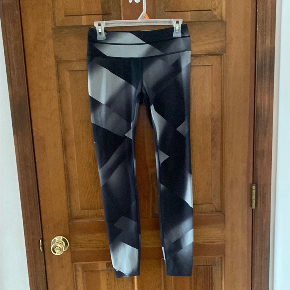 Athleta size S Geometric Black and Gray Leggings